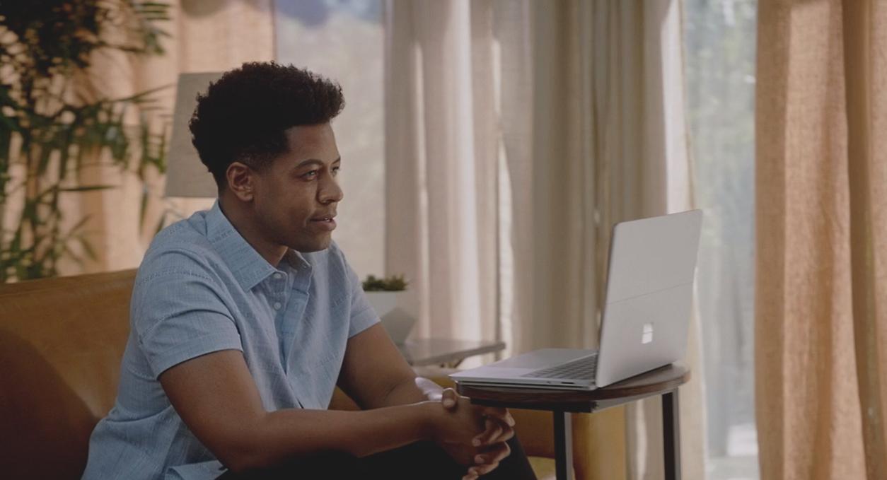 Kursleitung zeigt Audit-Analyse auf dem Bildschirm