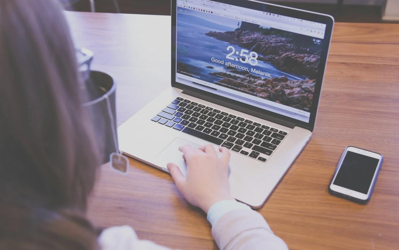 SEO-Audit-Kurs Teilnehmer bei praktischer Übung zur Website-Analyse