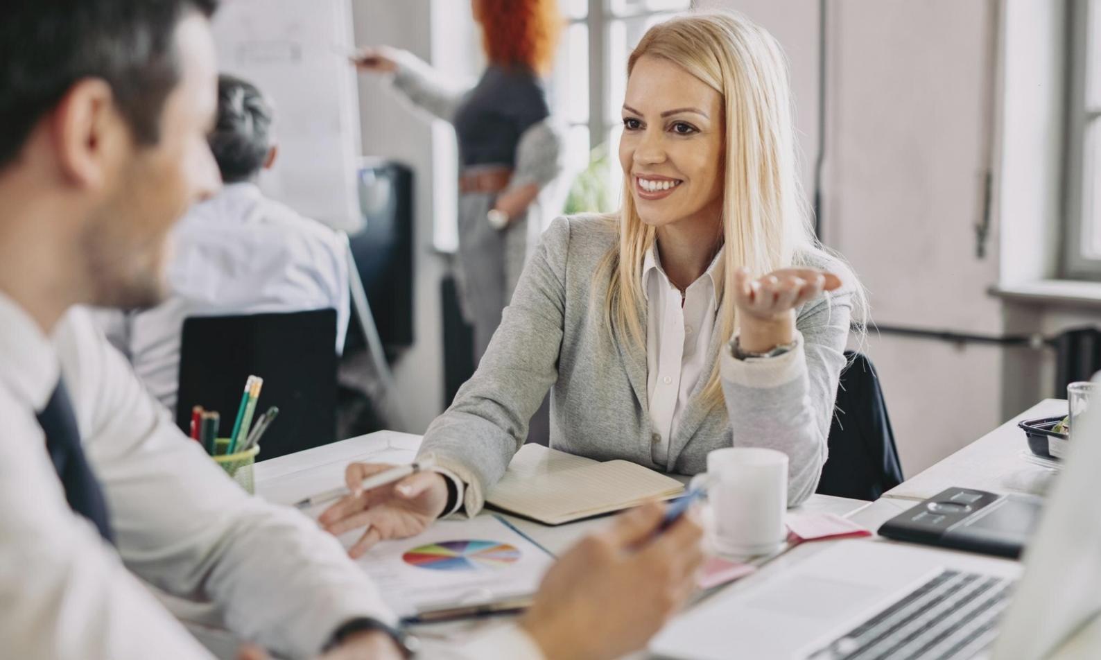 Kursteilnehmende im Austausch über SEO-Strategien