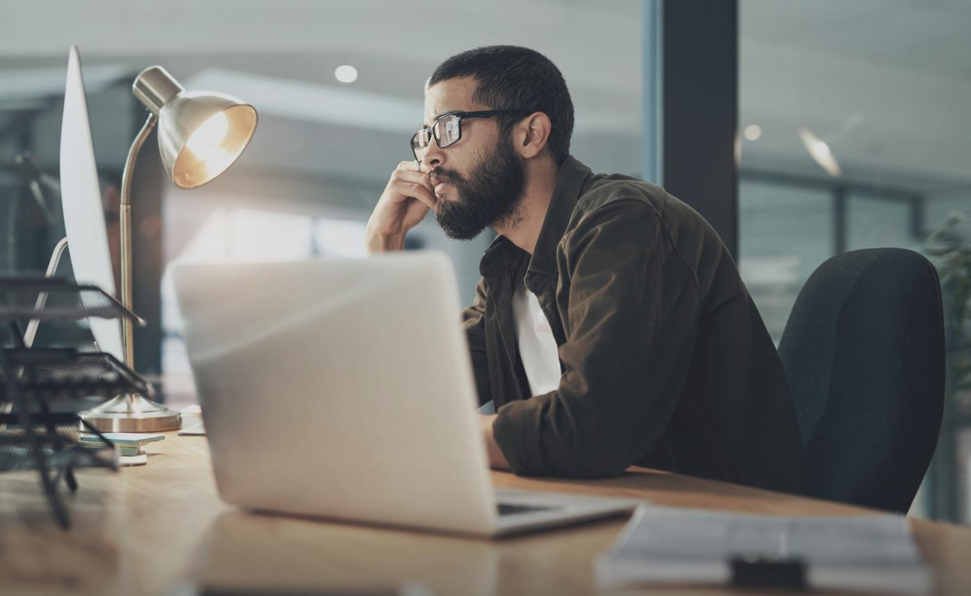 Teilnehmer arbeitet an einer SEO-Audit-Übung am Laptop